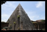 pyramide de caius cestius à rome