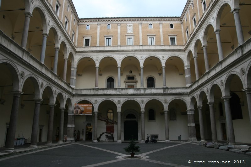 Cloitre du Palais de la Chancellerie à Rome