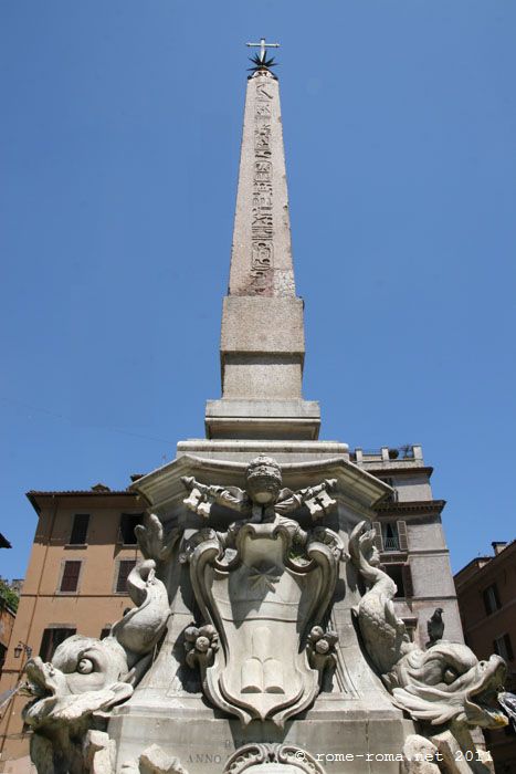 Place, fontaine de la Rotonde à Rome
