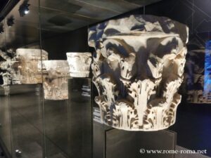 Vieux chapiteaux des forums, station Colosseo, métro C, Rome