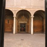 cour-medievale-basilique-quatre-saints-couronnes_1962