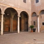 cour-medievale-basilique-quatre-saints-couronnes_1964