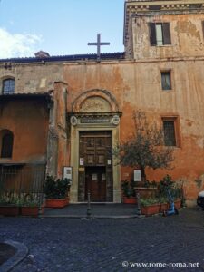 Porte latérale de Sainte-Praxède à Rome