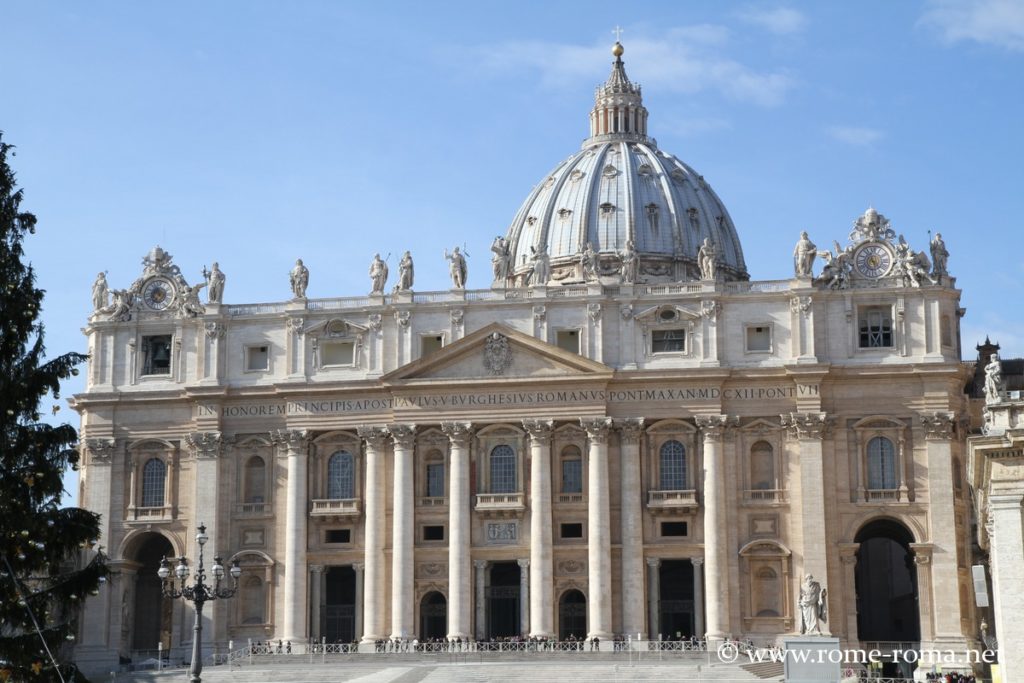 Photo de la facade de la basilique saint-pierre à Rome