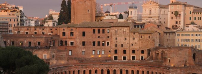 Vue sur le Forum et marchés de Trajan à Rome