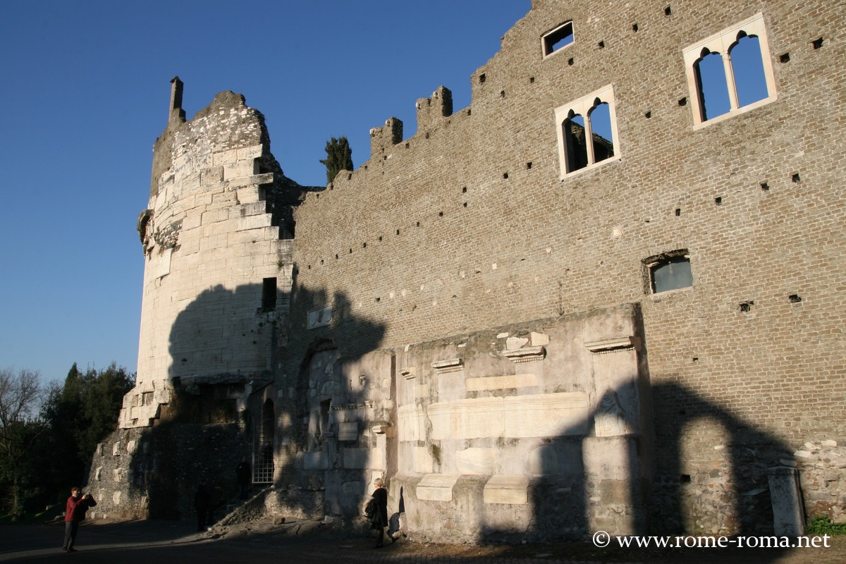 Mausoleo di Cecilia Metella e Castrum Caetani