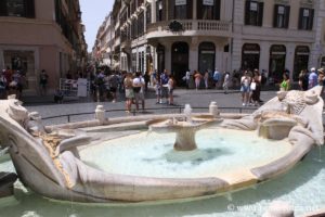 place-d-espagne-fontaine-de-la-barcaccia-rome_1704