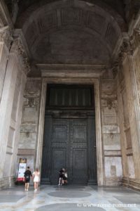 Photo de la porte du Panthéon de Rome