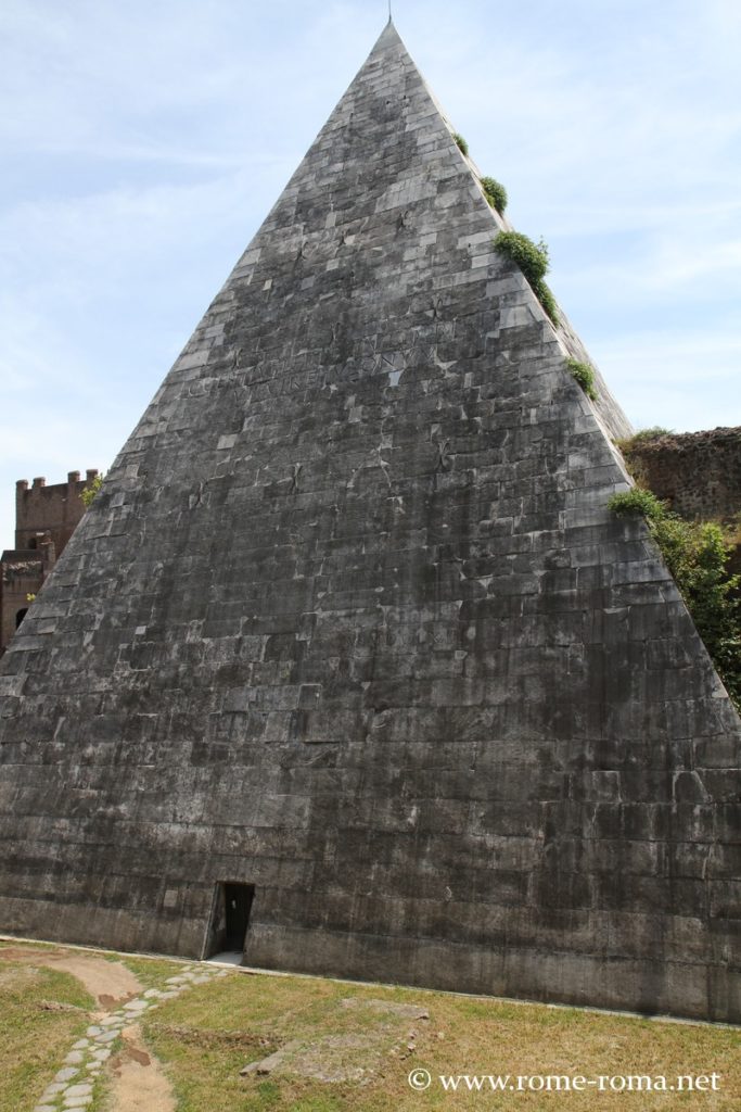 pyramide-de-caius-cestius_0679
