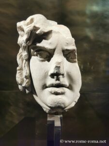 Tête en marbre de méduse, nouvelle station Coloseo-Fori de métro C, Rome