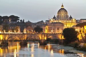 photo sur le pont saint-ange et saint-pierre de rome