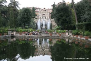 fishmongers and fountains of the gardens of the Villa d'Este