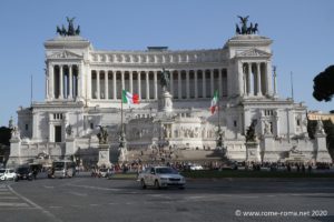 Photo de l'ensemble du monument à victor emmanuel II à Rome