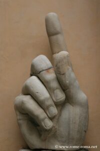 Mano della statua colossale di Costantino