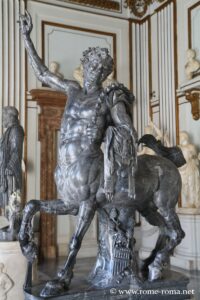 Statua del centauro in bronzo ai musei del Campidoglio a Roma