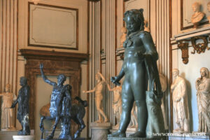 Statue di bronzo nei musei capitolini a Roma