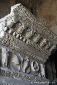 Reliefs de l'architrave du Temple de Vespasien et Titus, tabularium, musées du Capitole