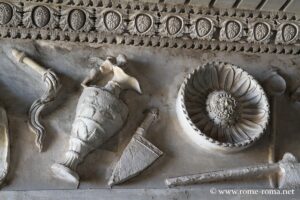Reliefs de l'architrave du Temple de Vespasien et Titus, tabularium, musées du Capitole