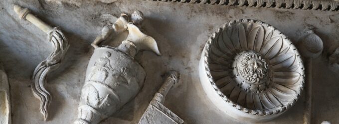 Reliefs de l'architrave du Temple de Vespasien et Titus, tabularium, musées du Capitole