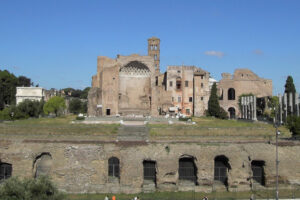 Temple de Vénus et de Rome, Forum romain