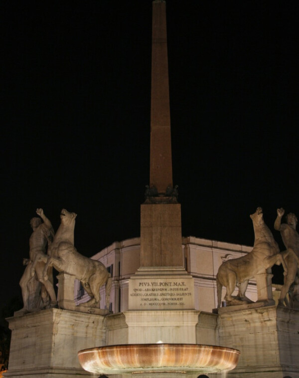 🇫🇷 Installée sur l'une des sept collines de Rome, la place du Quirinal est dominée par le Palais du Quirinal, aujourd’hui résidence du Président de la République italienne. Elle se distingue par la présence d’un obélisque encadré des statues antiques de Castor et Pollux, ainsi que d’un bassin central. Le lieu séduit par son calme relatif, son panorama urbain et son rôle institutionnel majeur dans l’histoire du pays.🇮🇹 Collocata su uno dei sette colli di Roma, Piazza del Quirinale è sovrastata dal Palazzo del Quirinale, attuale residenza del Presidente della Repubblica Italiana. La piazza è riconoscibile per l’obelisco affiancato dalle statue antiche di Castore e Polluce, accanto a una vasca centrale. Il sito è apprezzato per la sua quiete relativa, l’ampia vista su Roma e il suo valore storico e istituzionale.

quirinale palaisduquirinal visiterrome collinequirinal obélisquerome statuesantiques quirinal PalazzodelQuirinale visitarearoma colledelquirinale obeliscoroma statueantiche