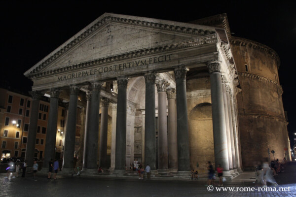 🇫🇷 Le Panthéon de Rome, édifié entre 118 et 125 apr. J.-C. sous le règne de l'empereur Hadrien, est l'un des monuments les mieux conservés de l'Antiquité romaine. Construit à l'emplacement d'un temple plus ancien fondé par Agrippa vers 27 av. J.-C., il est dédié à l'ensemble des divinités du panthéon romain. Ce chef-d'œuvre de l’architecture se distingue par son immense coupole hémisphérique en béton, la plus grande jamais construite dans l’Antiquité, culminant à 43,3 mètres de hauteur et de diamètre. Au sommet de la coupole s’ouvre un oculus de 9 mètres de diamètre, qui symbolisait à l’origine la connexion entre le monde terrestre et le domaine divin.
En 609, le Panthéon fut converti en église chrétienne sous le nom de Sancta Maria ad Martyres, ce qui permit sa préservation à travers les siècles
Il abrite également les tombes de personnages illustres, dont le peintre Raphaël, les rois Victor-Emmanuel II et Umberto Ier.
🇮🇹 Il Pantheon di Roma, costruito tra il 118 e il 125 d.C. durante il regno dell’imperatore Adriano, è uno dei monumenti meglio conservati dell’antichità romana. Sorge sul sito di un tempio più antico fondato da Agrippa intorno al 27 a.C., ed è dedicato a tutte le divinità del pantheon romano. Questo capolavoro architettonico si distingue per la sua immensa cupola emisferica in calcestruzzo, la più grande mai costruita nell’antichità, con un diametro e un’altezza di 43,3 metri. Al vertice della cupola si apre un oculo di 9 metri di diametro, che in origine simboleggiava il legame tra il mondo terreno e la sfera divina.
Nel 609, il Pantheon fu convertito in chiesa cristiana con il nome di Sancta Maria ad Martyres, il che ne garantì la conservazione nei secoli.
Ospita anche le tombe di personaggi illustri, tra cui il pittore Raffaello, il re Vittorio Emanuele II e il re Umberto I.panthéonderome templesromain architectureantique Visiterrome monumentsrome tourismerome pantheonroma templiroamani architetturaclassica centrostoricoroma visiteroma monumentidiroma turismoromano