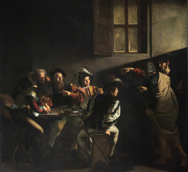 🇫🇷 Parcours à Rome sur les traces du Caravage
Ce parcours dans la ville éternelle vous invite à explorer l’univers de Michel-Ange Merisi, dit le Caravage, génie du baroque qui révolutionna l’art du XVIIe siècle. À l’église Saint-Louis-des-Français, le triptyque de saint Matthieu (L’Appel de saint Matthieu, Le Martyre de saint Matthieu, Saint Matthieu et l’Ange) déploie un chiaroscuro dramatique, capturant l’émotion brute. À Santa Maria del Popolo, La Crucifixion de saint Pierre et La Conversion de saint Paul fascinent par leurs contrastes lumineux, redéfinissant l’art sacré. À Sant’Agostino, La Madone des pèlerins séduit par son réalisme audacieux. La Galerie Borghese expose David avec la tête de Goliath, portrait intense, et Le Jeune Bacchus malade, reflet de la fragilité humaine. Au Palais Barberini, Judith et Holopherne, d’une violence saisissante, et Narcisse, plongée introspective, révèlent la maîtrise narrative de Caravage. Son style, mêlant naturalisme et jeux de lumière, a marqué le baroque romain.🇮🇹 Itinerario a Roma sulle tracce del Caravaggio
Questo itinerario nella città eterna vi invita a esplorare l’universo di Michelangelo Merisi, detto il Caravaggio, genio del barocco che rivoluzionò l’arte del XVII secolo. Nella chiesa di San Luigi dei Francesi, il trittico di San Matteo (La Vocazione di San Matteo, Il Martirio di San Matteo, San Matteo e l’Angelo) dispiega un chiaroscuro drammatico, catturando l’emozione cruda. A Santa Maria del Popolo, La Crocifissione di San Pietro e La Conversione di San Paolo colpiscono per i contrasti di luce, ridefinendo l’arte sacra. A Sant’Agostino, La Madonna dei Pellegrini incanta per il suo realismo audace. La Galleria Borghese custodisce Davide con la testa di Golia, ritratto intenso, e Il Bacchino malato, riflesso della fragilità umana. Al Palazzo Barberini, Giuditta e Oloferne, di violenza sorprendente, e Narciso, riflessione introspettiva, testimoniano la maestria narrativa di Caravaggio. Il suo stile, che mescola naturalismo e giochi di luce, ha segnato il barocco romano.

caravagerome caravaggioaroma romebaroque caravage églisesderome artbaroque visiterome muséesderome michelangelomerisi
