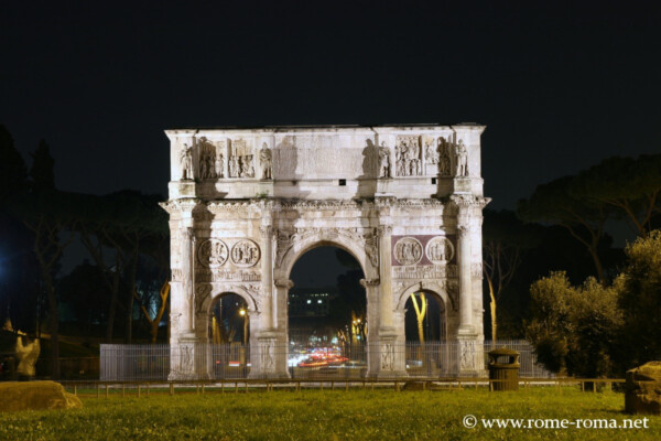 🇫🇷 Situé entre le Colisée et le Palatin, l’Arc de Constantin fut érigé en 315 apr. J.-C. pour célébrer la victoire de l’empereur Constantin sur Maxence. C’est le plus grand arc de triomphe romain encore debout. Il réutilise de nombreux éléments sculptés provenant de monuments antérieurs. Cette pratique, appelée le spolia, reflète une volonté d’associer Constantin aux grands empereurs passés. L’arc est richement décoré de reliefs représentant des scènes de guerre, de chasse et de cérémonies impériales. Il constitue un exemple emblématique du passage de l’art romain classique vers l’art tardo-antique.🇮🇹 Situato tra il Colosseo e il Palatino, l’Arco di Costantino fu eretto nel 315 d.C. per celebrare la vittoria dell’imperatore Costantino su Massenzio. È il più grande arco di trionfo romano ancora conservato. Riutilizza numerosi elementi scultorei provenienti da monumenti precedenti. Questa pratica, detta spolia, riflette il desiderio di associare Costantino ai grandi imperatori del passato. L’arco è riccamente decorato con rilievi che rappresentano scene di guerra, caccia e cerimonie imperiali. È un esempio significativo del passaggio dall’arte classica romana a quella tardo-antica.

arcdeconstantin colisee palatin
arcodicostantino colosseo palatino scoprireroma romaantica monumentiroma romeantique romemonuments